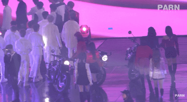 가요대전 엔딩 때 본진이 블랙수트입고나왔다 들어와주세요 | 인스티즈