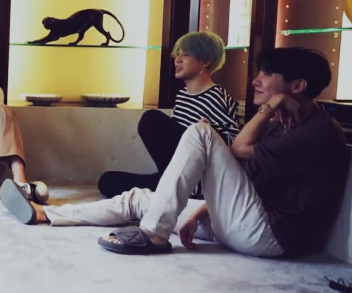 방탄 제이홉 앉아 있는 거 ㄹㅇ 동아리 선배..설렘짤 | 인스티즈