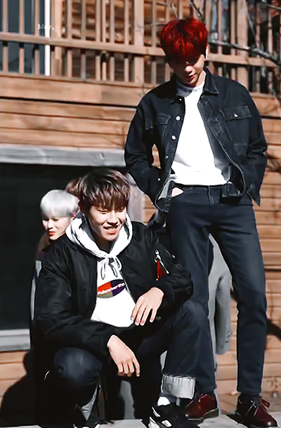 우진이 짤 줍는데 강다니엘 다리가 시강이다 | 인스티즈