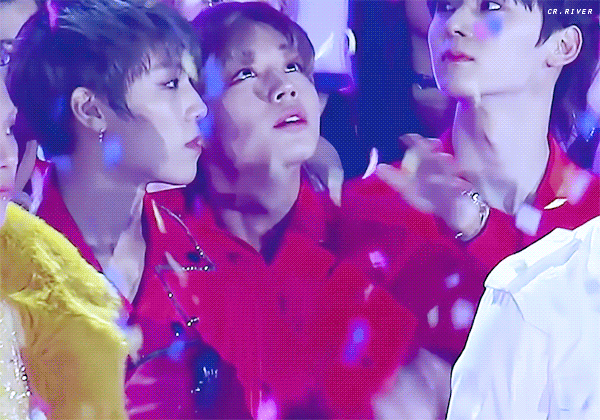 이거 분쏘ㅋㅋㅋㅋㅋ손 잡고 황민현이 쳐다보는겈ㅋㅋㅋㅋㅋㅋ | 인스티즈