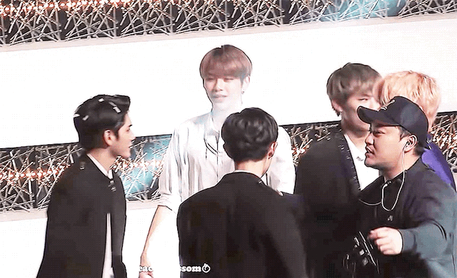 뷔랑 박지훈 이짤 아무리 봐도 웃곀ㅋㅋㅋㅋㅋㅋㅋㅋㅋㅋ | 인스티즈