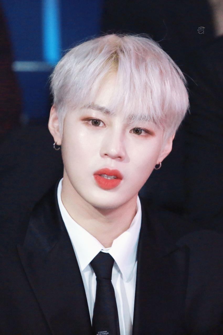 하성운 은발에 렌즈끼고 화장 진해도 어쩔 수 없는 본투비댕댕 | 인스티즈