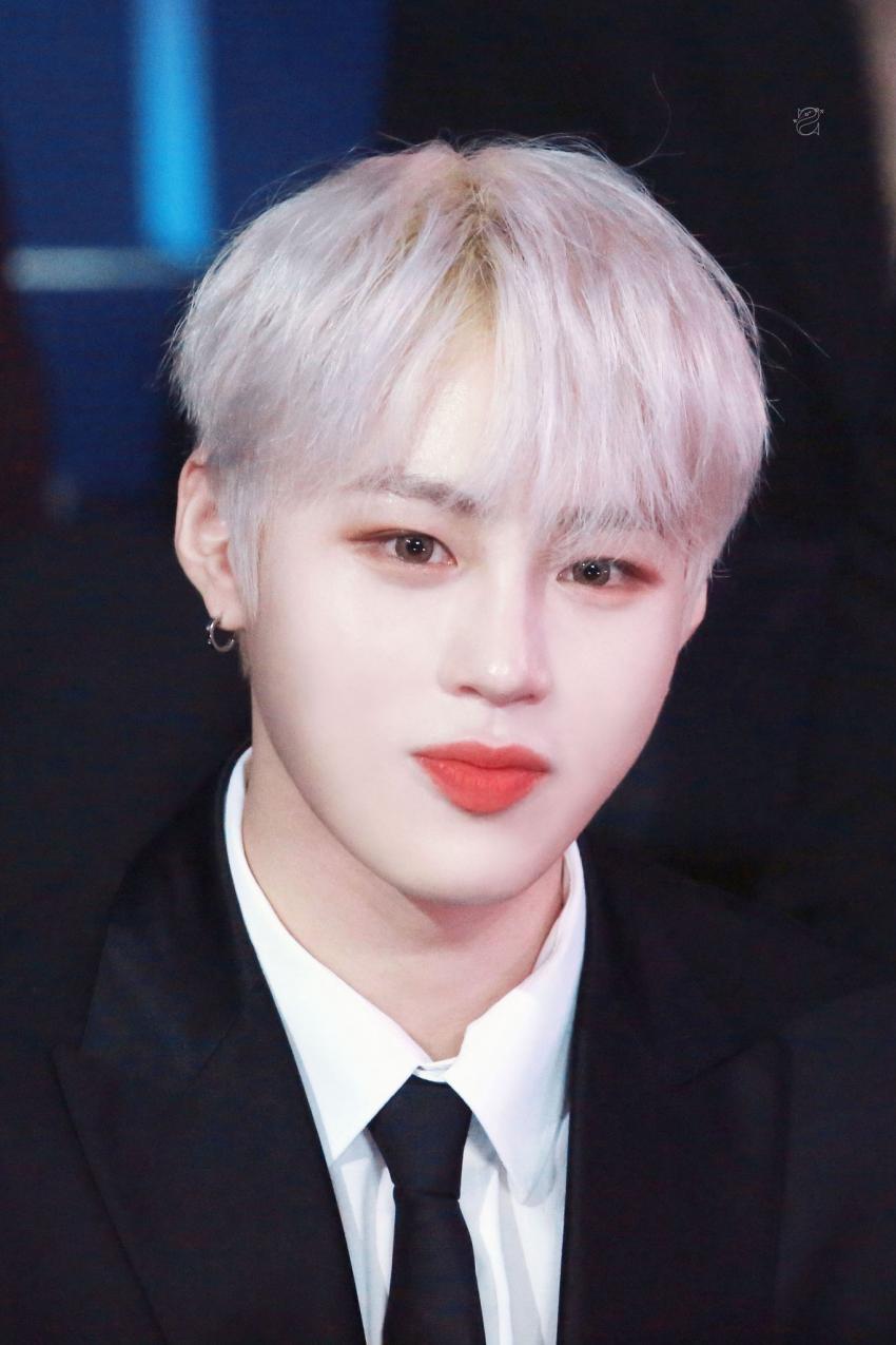 하성운 은발에 렌즈끼고 화장 진해도 어쩔 수 없는 본투비댕댕 | 인스티즈