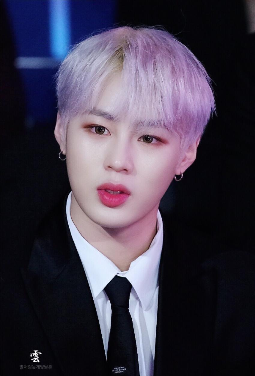 하성운 은발에 렌즈끼고 화장 진해도 어쩔 수 없는 본투비댕댕 | 인스티즈