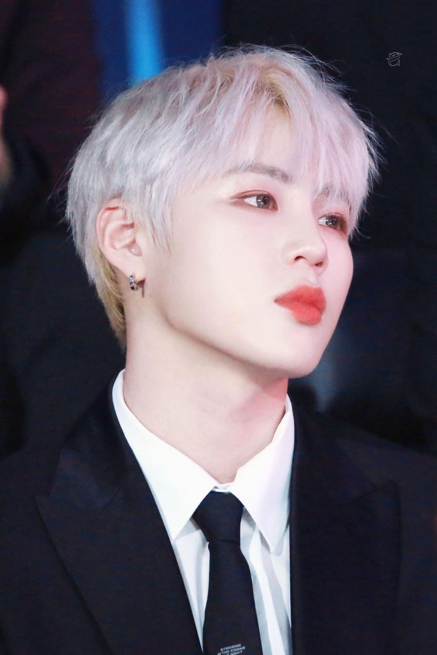 하성운 은발에 렌즈끼고 화장 진해도 어쩔 수 없는 본투비댕댕 | 인스티즈