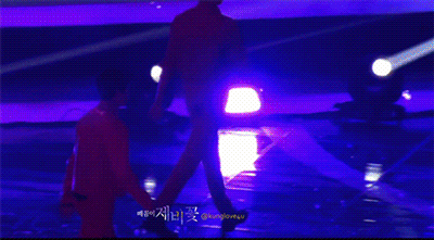 박우진 ㅋㅋㅋ 이렇게 걷는 이유는? | 인스티즈