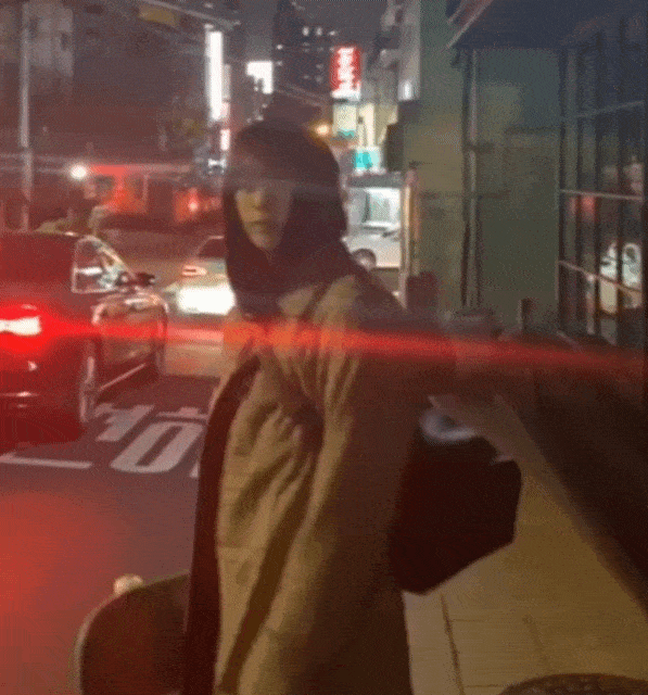 강다니엘 팔도 길면서 소매 덮는 옷 좋아하는거 | 인스티즈