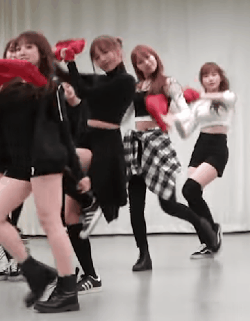 1년전 피아노치던 일반인에서 이제는 걸그룹 태가 나는 아이즈원 조유리.gif | 인스티즈