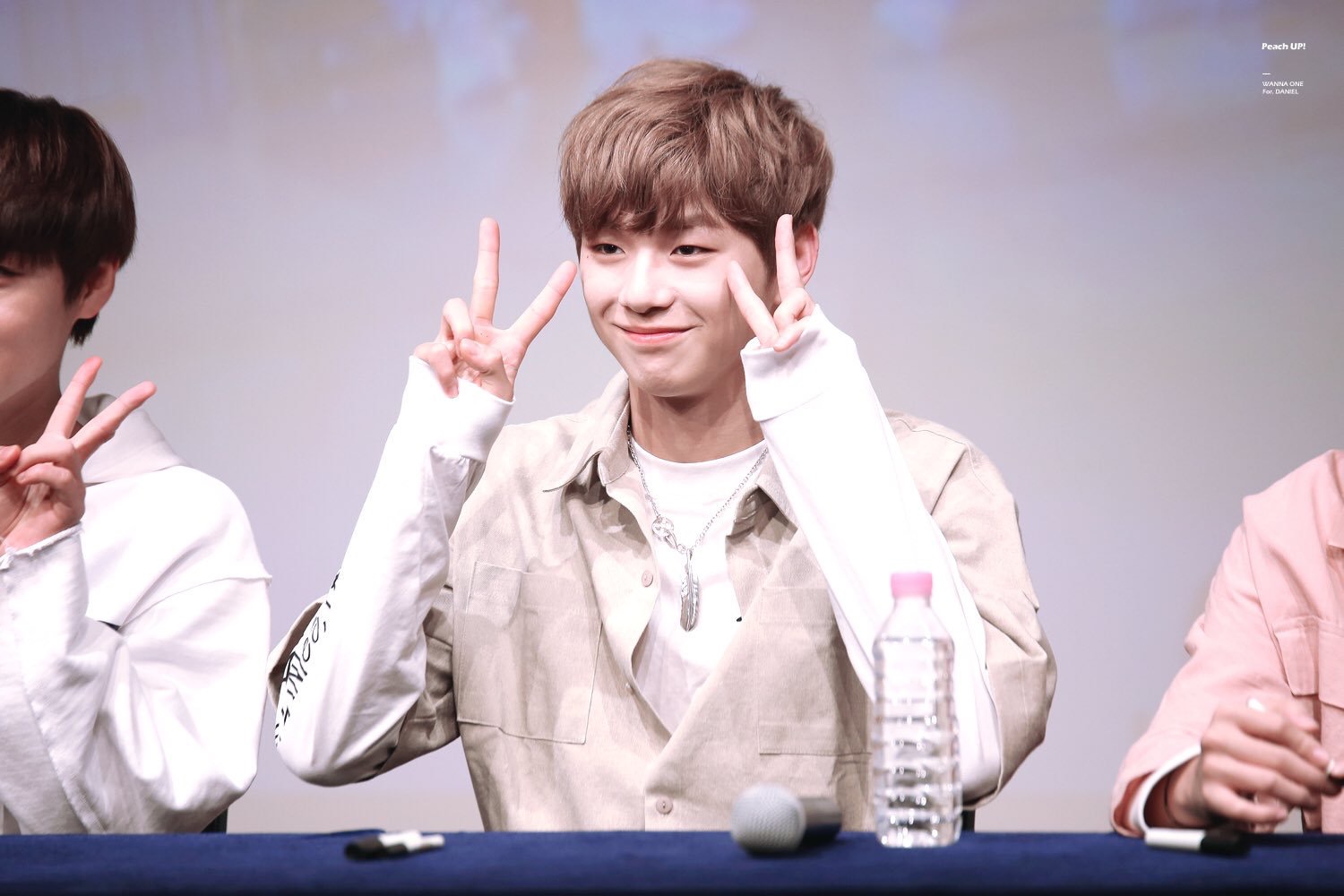 강다니엘 팔도 길면서 소매 덮는 옷 좋아하는거 | 인스티즈