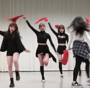 1년전 피아노치던 일반인에서 이제는 걸그룹 태가 나는 아이즈원 조유리.gif | 인스티즈