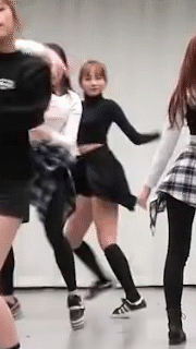 1년전 피아노치던 일반인에서 이제는 걸그룹 태가 나는 아이즈원 조유리.gif | 인스티즈