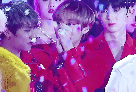 이거 분쏘ㅋㅋㅋㅋㅋ손 잡고 황민현이 쳐다보는겈ㅋㅋㅋㅋㅋㅋ | 인스티즈