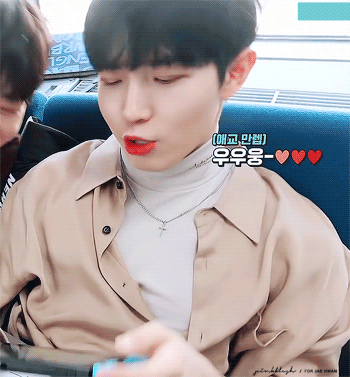 혹시 남돌 멤버끼리 머리가 닿여서 한쪽 머리카락이 들리는 짤 있니 | 인스티즈