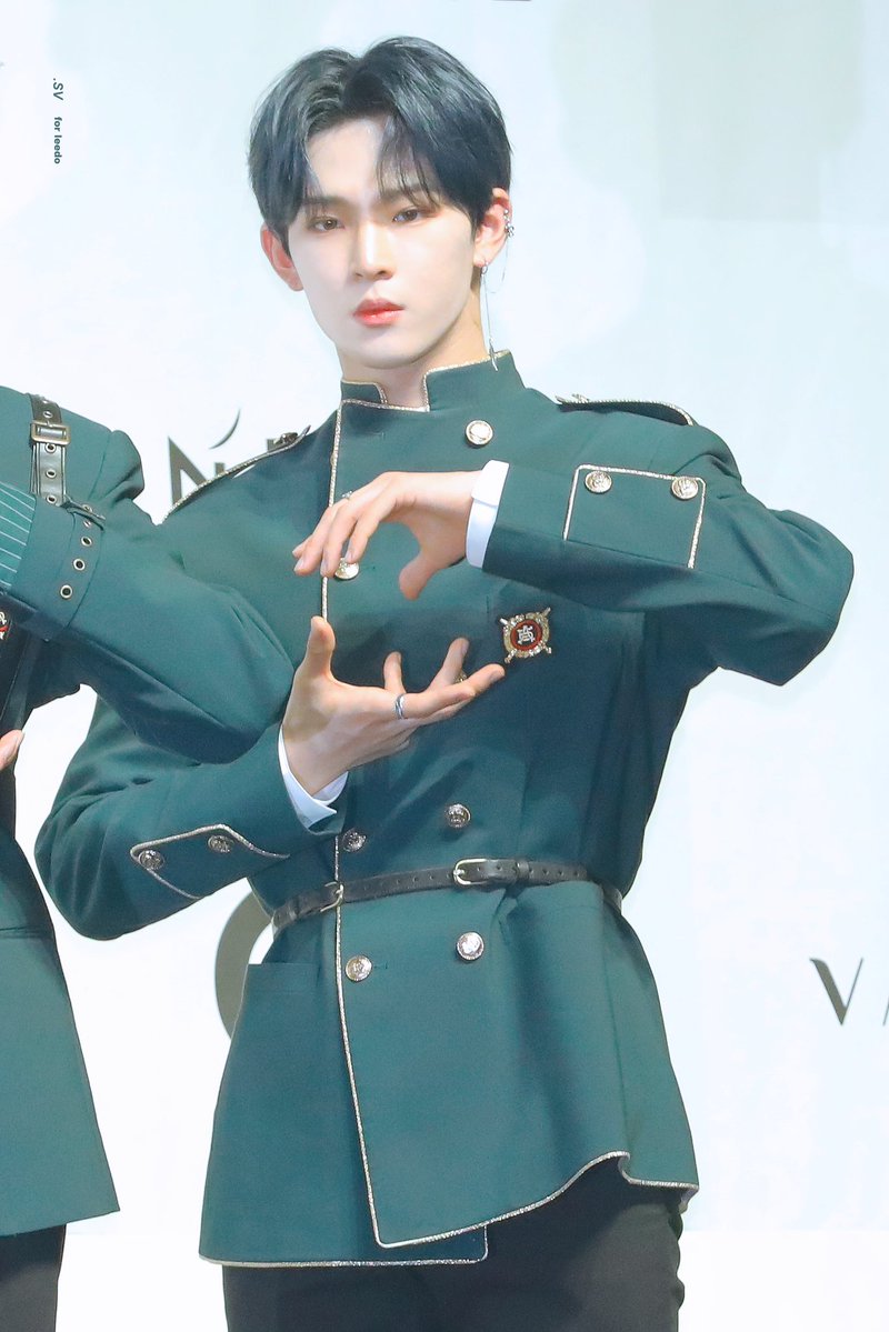 근엄한 얼굴로 왕주먹밥 만들기 | 인스티즈