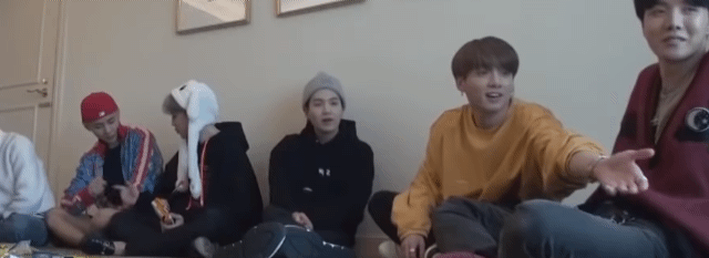 뷔,정국 물건 한손으로 무심하게 던지고 받는거 신기...💦ㄷㄷ | 인스티즈