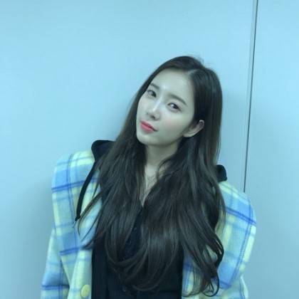 피부 좋기로 유명한 여자 아이돌의 쌩얼 공개.gif | 인스티즈
