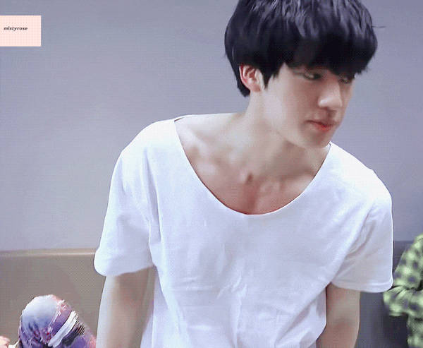 이 글은 방탄의 맏형 김석진의 어깨를 자랑하는 글 입니다. 💜 | 인스티즈