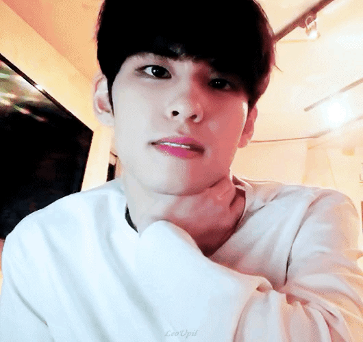 똑같이 흰 티 하나 입은 건데 3년 사이에 분위기 확 성숙해진 것 좀 봐 | 인스티즈