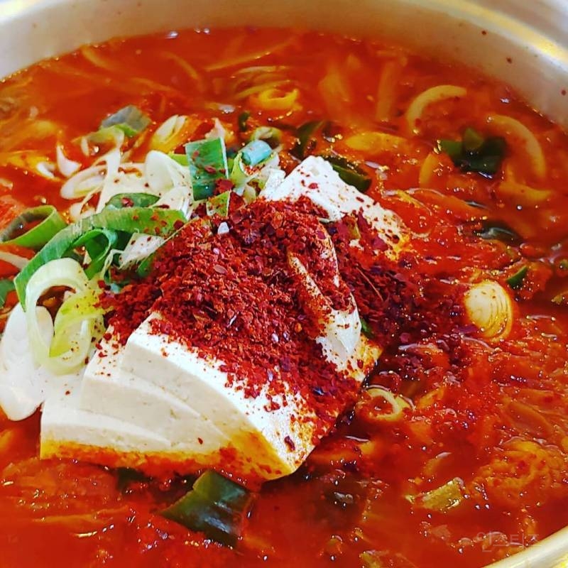 김치찌개는 부드러운 감칠맛 vs 칼칼하고 새콤한 맛 | 인스티즈