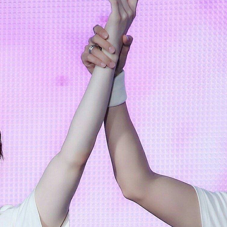 이거 누구 손이랑 팔이야?? | 인스티즈