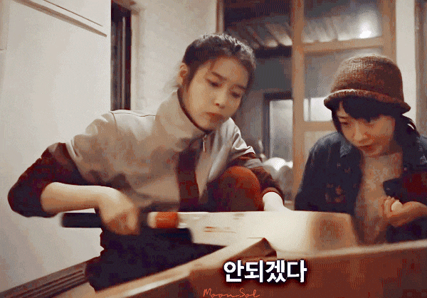 아이유 페르소나 공식 포스터.jpgif | 인스티즈