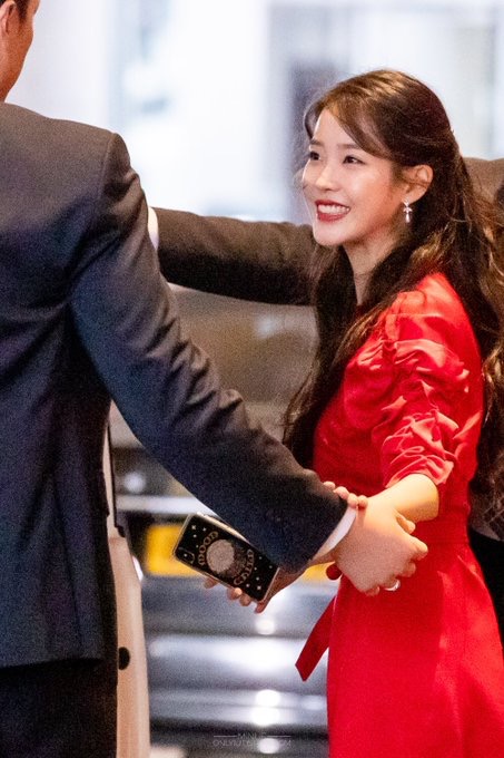 아이유 어쩜 폰케도 자기 같은거 끼냐 | 인스티즈