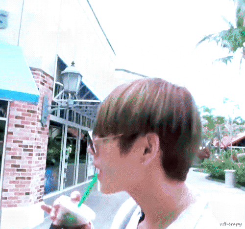 방탄 뷔가 겁나 신박하게 카페모카를 먹는 방법 .jpg | 인스티즈