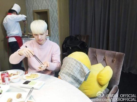 오리 옆에서 오리고기 먹는 아이돌...jpg | 인스티즈