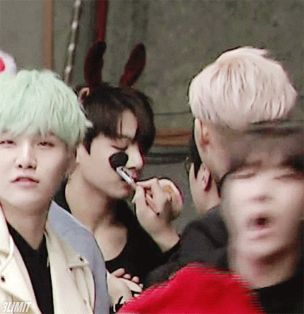 남돌 메이크업 직접 멤버한테 해주는건 방탄 알엠이 최초인가? | 인스티즈