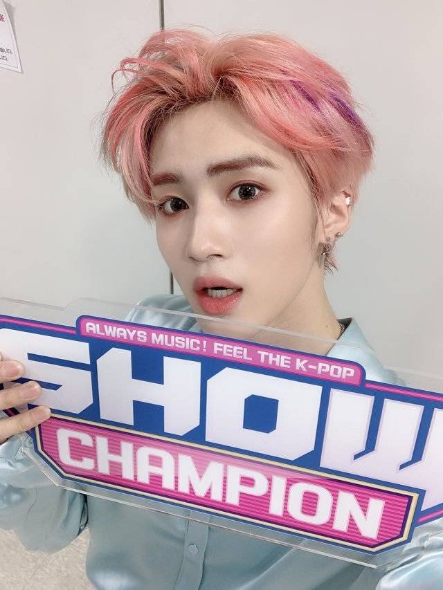 핑크색으로 염색하고 인생 머리라고 찬양받는 펜타곤 옌안 | 인스티즈