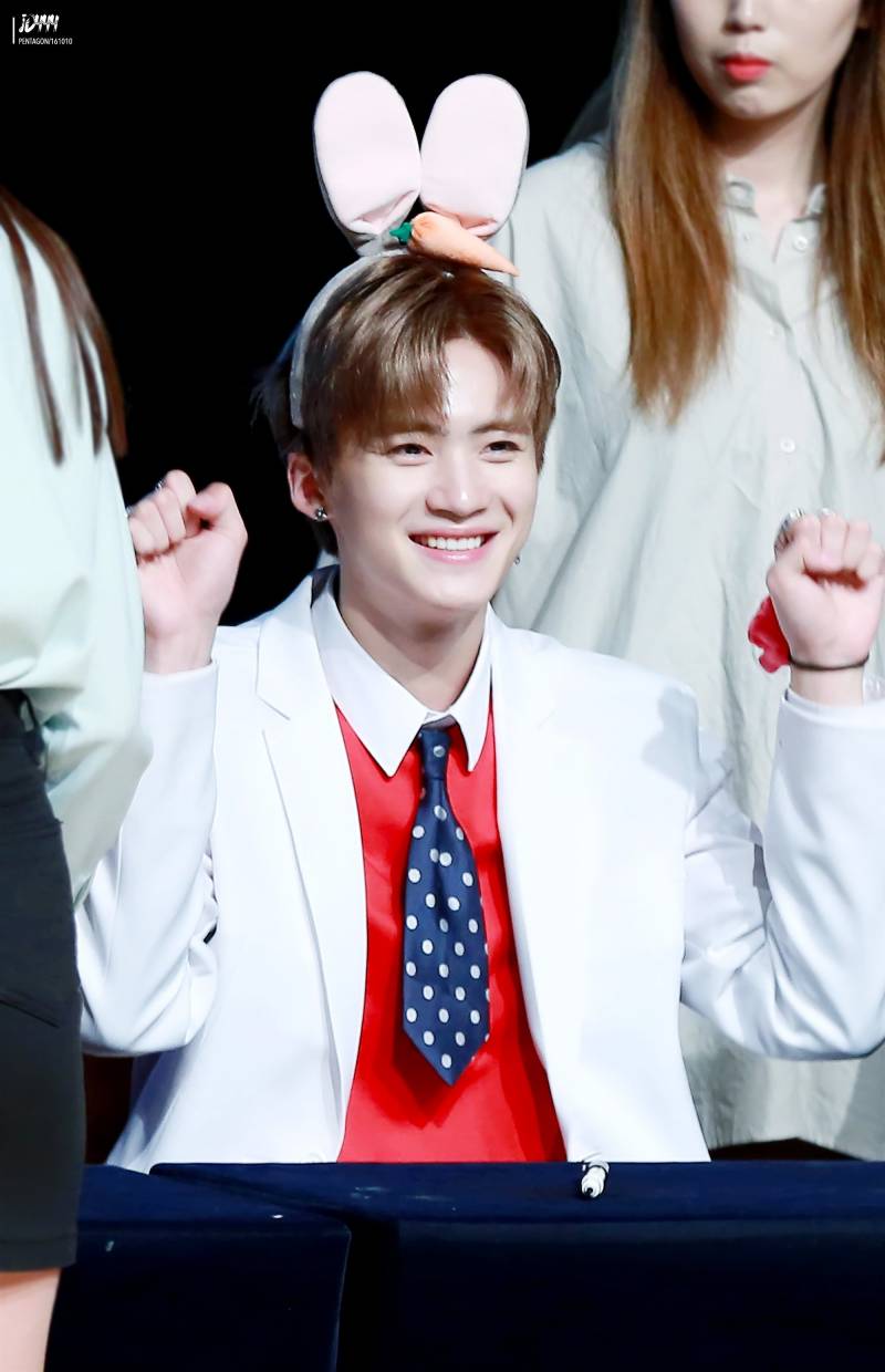 핑크색으로 염색하고 인생 머리라고 찬양받는 펜타곤 옌안 | 인스티즈