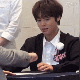 지훈이 팬분덜 혹시 이거 머 쥐고 있는 건지 아시나여 | 인스티즈