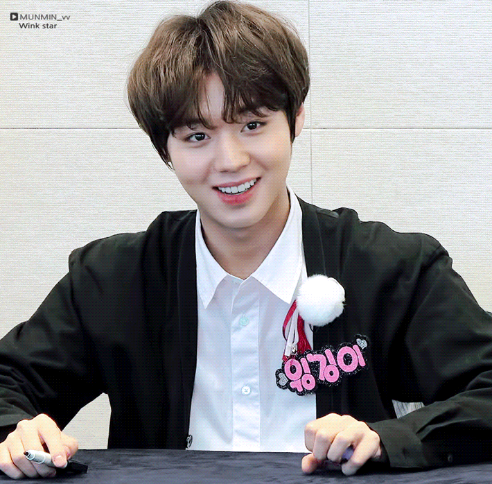 선물금지인 팬싸에서 몰래 선물 받는 박지훈 | 인스티즈