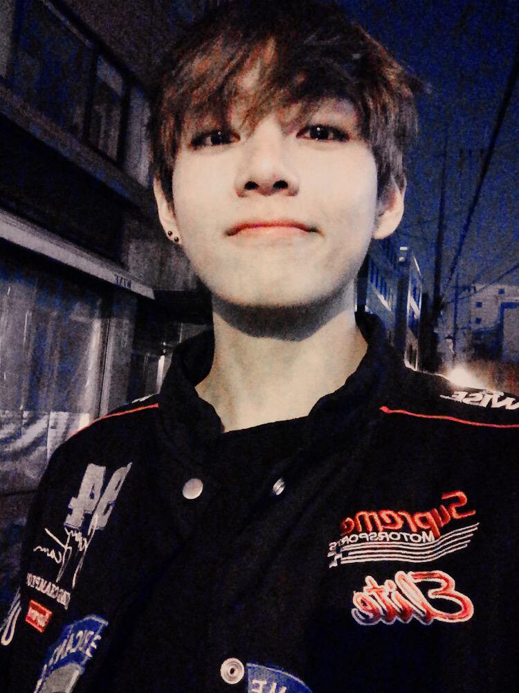 셀카 스타일이 예전이랑은 많이 바뀐 방탄 뷔😬📸 | 인스티즈