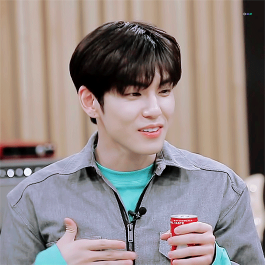 [잡담] 영현이 원필이 아기 때 사진에서 한 포즈 지금도 자주 하는 포즈라는게 개귀여움 | 인스티즈