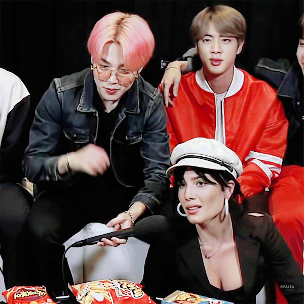 [잡담] 방탄 지민 할시 인터뷰 때 마이크 들어주는거 좋댜 | 인스티즈