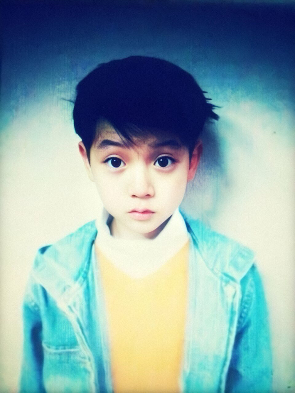 직원이 비오는 날에 우산 던지고 달려와서 너한테서 후광을 봤다며 캐스팅한 아이돌의 데뷔전 비주얼 | 인스티즈