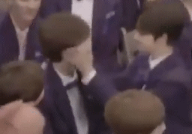 송형준 진짜 사람 손 잘 타는 짤들 모음 | 인스티즈