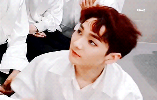 아니 뉴이스트 곽아론... 사람을 이렇게 쳐다봐 | 인스티즈