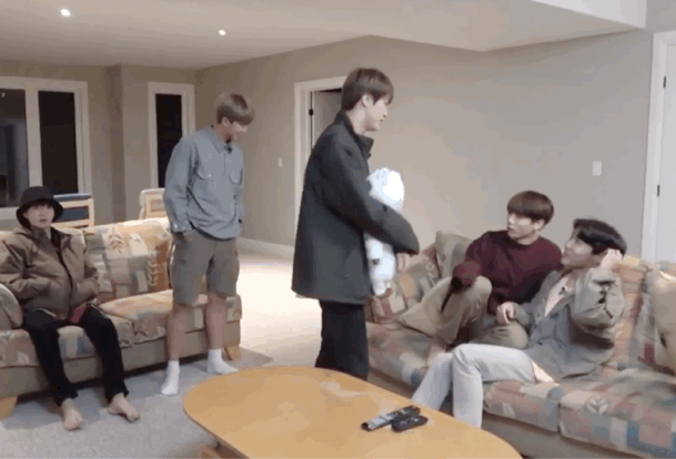 세상에.. 정국 안기는거 왜이렇게 귀엽냐 | 인스티즈