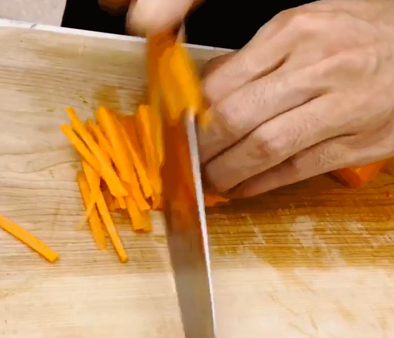 요리하다가 갑자기 그릇에 칼 가는 아이돌 | 인스티즈