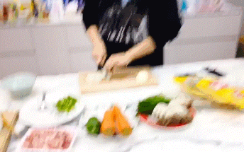 요리하다가 갑자기 그릇에 칼 가는 아이돌 | 인스티즈