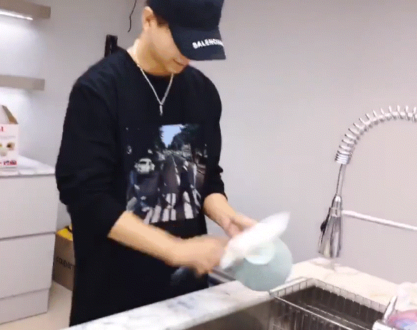 요리하다가 갑자기 그릇에 칼 가는 아이돌 | 인스티즈