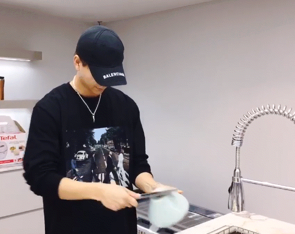 요리하다가 갑자기 그릇에 칼 가는 아이돌 | 인스티즈