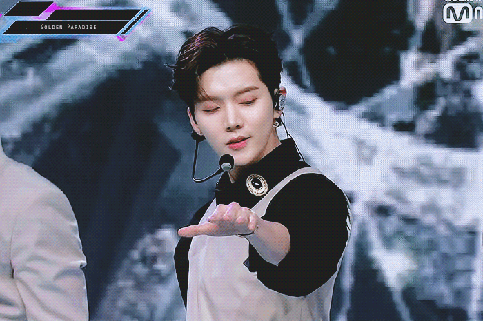 직원이 비오는 날에 우산 던지고 달려와서 너한테서 후광을 봤다며 캐스팅한 아이돌의 데뷔전 비주얼 | 인스티즈