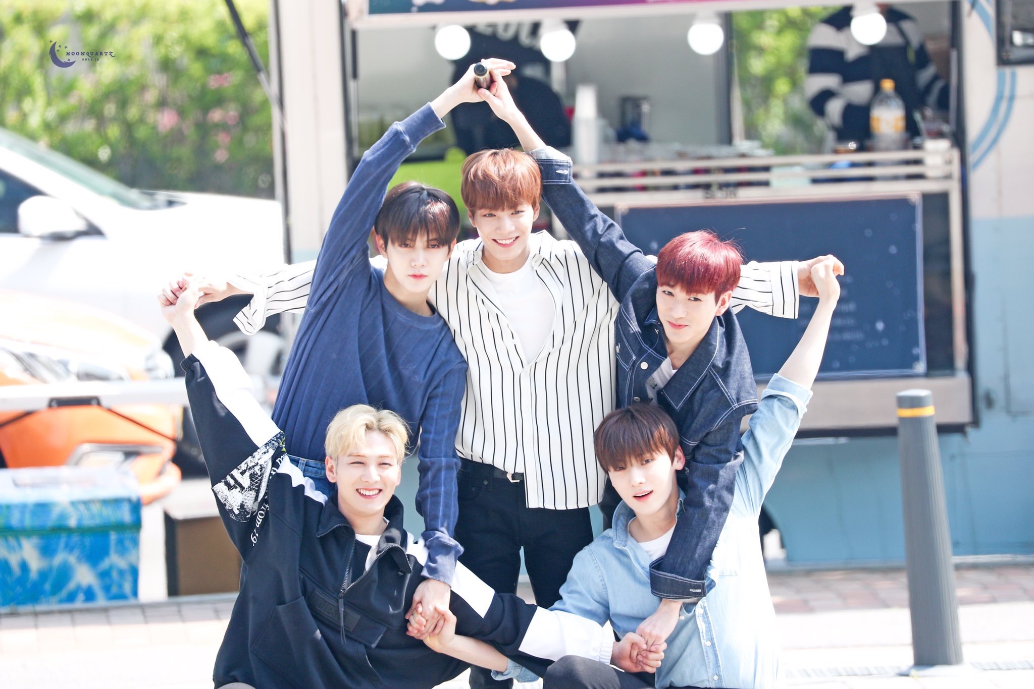 간혹 다섯명 단체로 이상한거 하는 뉴이스트 | 인스티즈