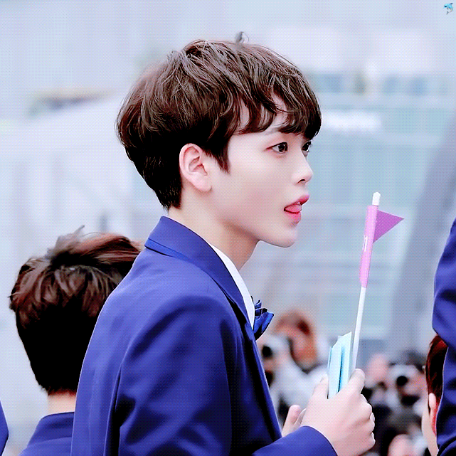 아이돌판 최초 상견례 등짝상.GIF | 인스티즈