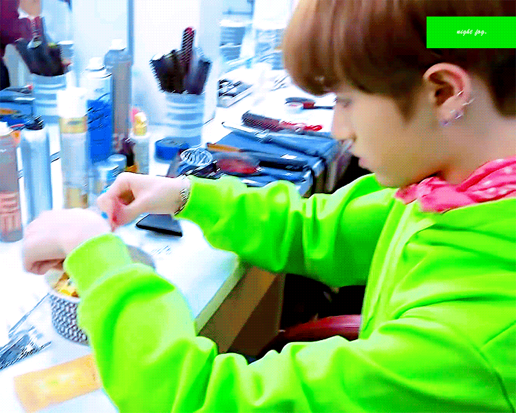 데뷔 시절 치킨 마요 먹는 투바투 최밤규는🐻 | 인스티즈