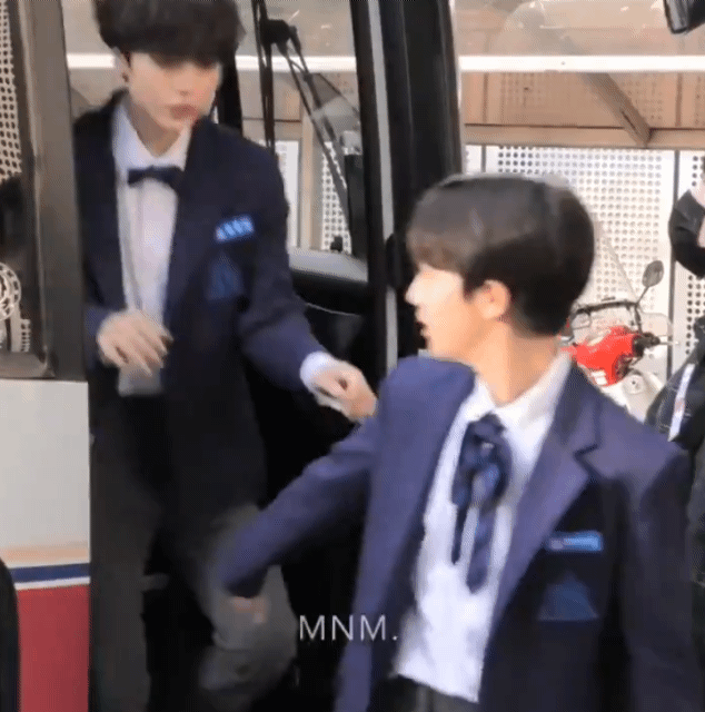 송형준 진짜 사람 손 잘 타는 짤들 모음 | 인스티즈