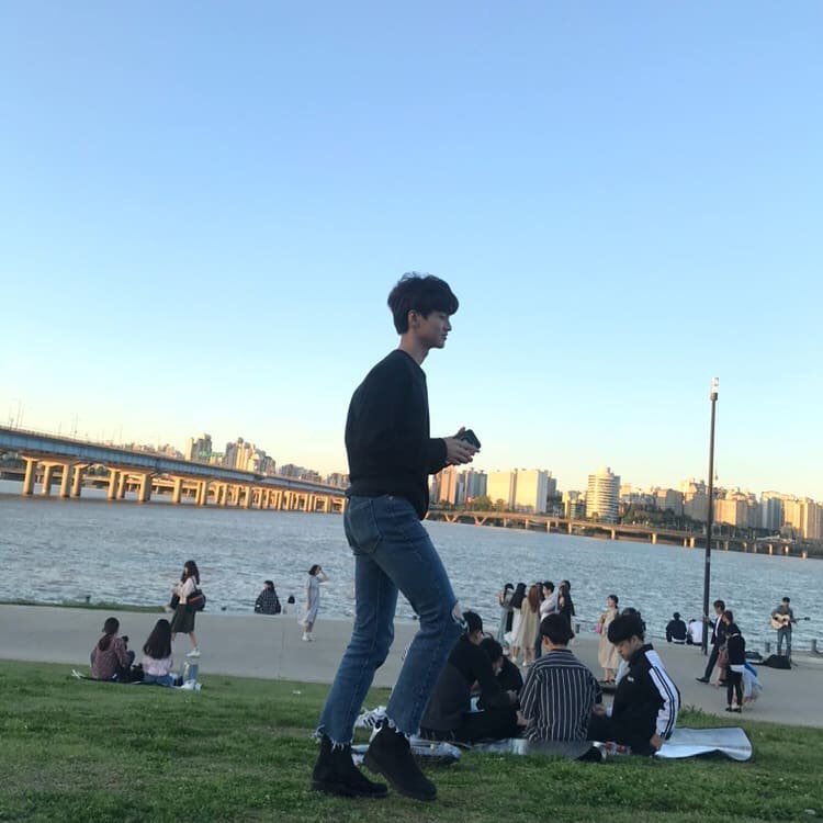 차준호 예전에 누나랑 한강가서 찍은 사진인데 너무 설레 | 인스티즈